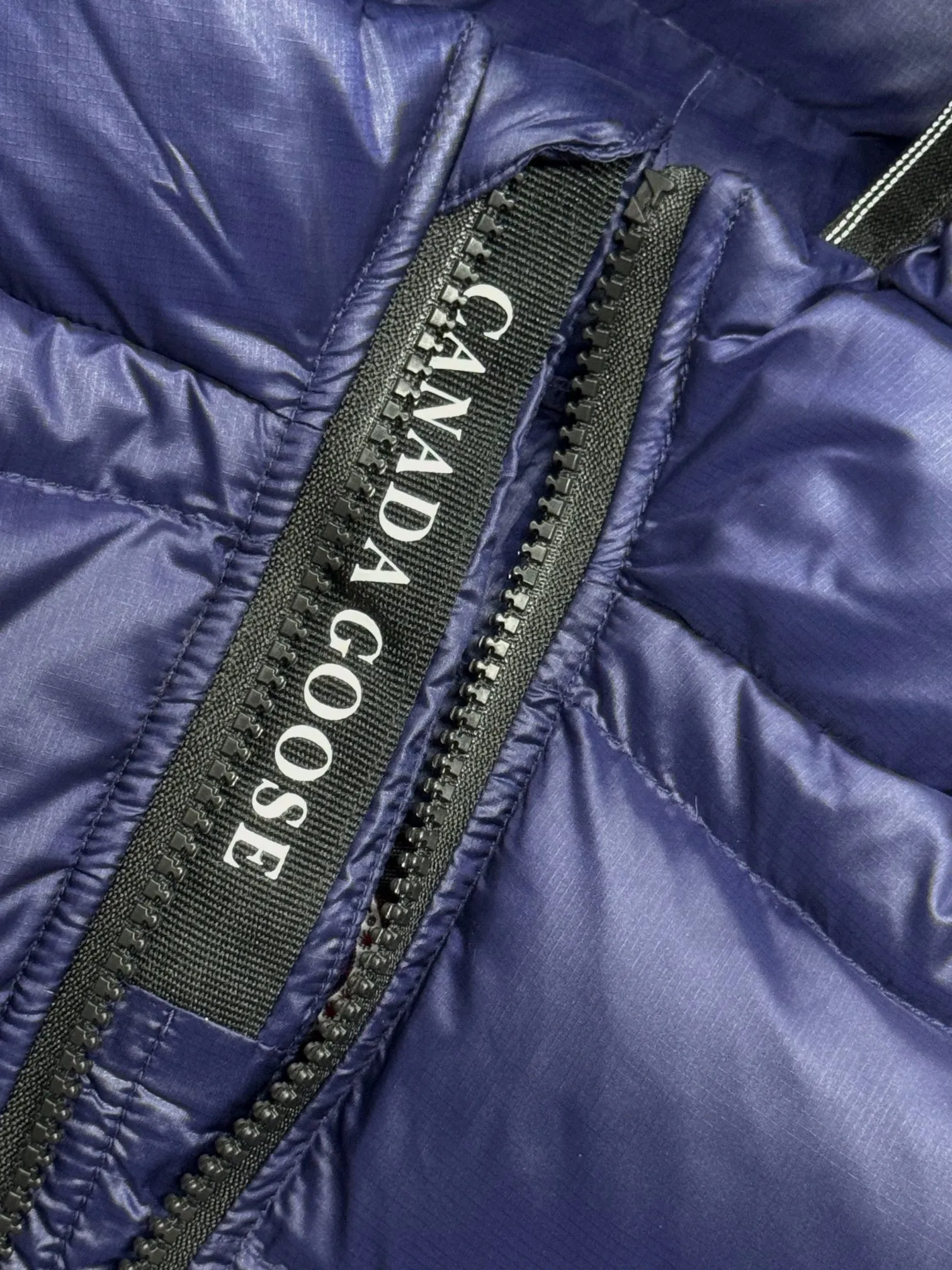 P640 CANADA GOOSE Canada Goose Crofton Children's Down Hoodie Big Goose Down Jacket 5460K Product Features ·This style uses thin channel-filled structural filling: 750-fill duck down, with lightweight fabrics and trims, lightweight and warm, allowing you to move freely ·Decorated with iconic double-stripe reflective details on the back ·Adjustable down hood sewn with reflective trim to enhance warmth and better protect against bad weather ·A weatherproof placket is designed under the two-way zipper to prevent wind and keep warm. The zipper opens from the bottom for increased range of motion and improved breathability. Power Stretch® reflective cuffs are stylish and lightweight, adding wind protection and warmth and making you more visible in low-light environments. Goose I.D. heritage label on the inside. 2 exterior pockets: Hand pockets with zipper closure and tricot fabric at the joints for softness and warmth.